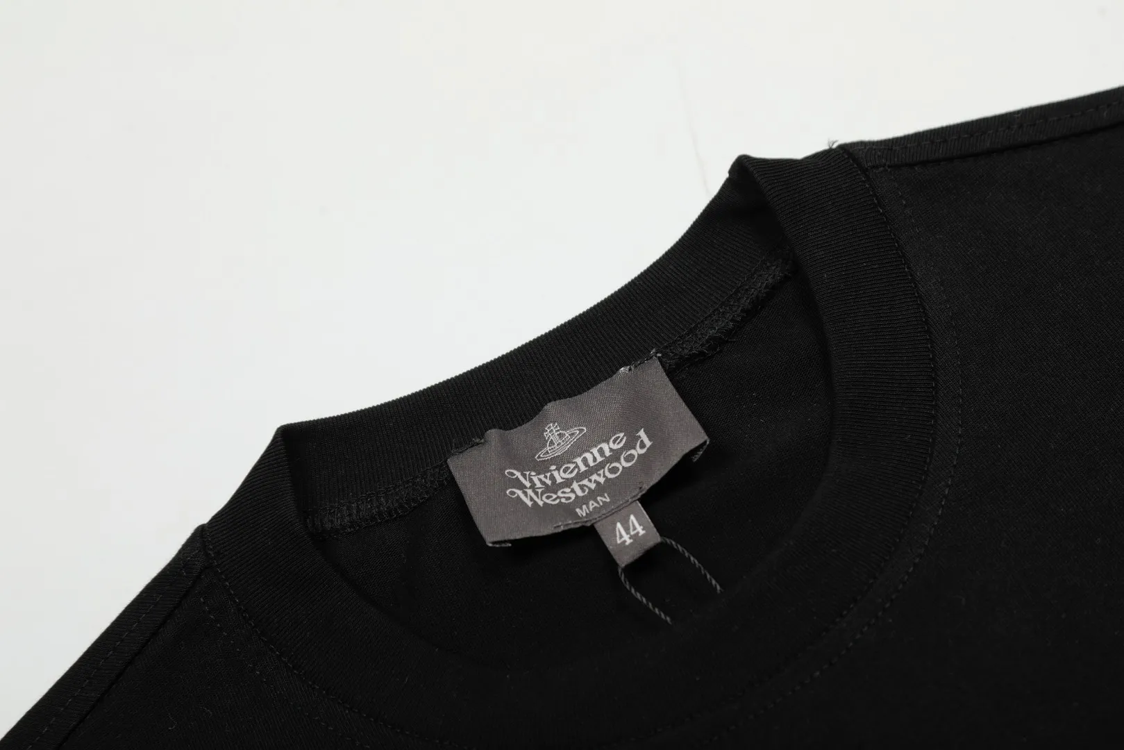 VIVI 142# "Exclusive Style" vivienne west wood Queen Mother Vivienne Saturn Gradient Print Short Sleeves The new fabrics have been machine washed at high temperature + water twice. The only one in the entire network that achieves 0 shrinkage. The Solona thread is arranged. The threaded neckline does not deform. It is tight and dense. Comparisons are welcome. The full range of correct accessories. Every detail is completely restored and can be stretched directly.